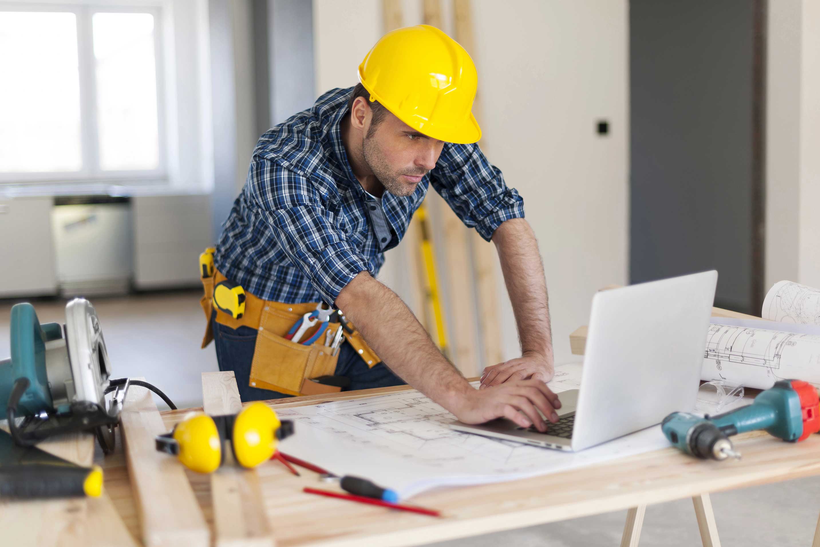 Consultant helping contractor with business workflow